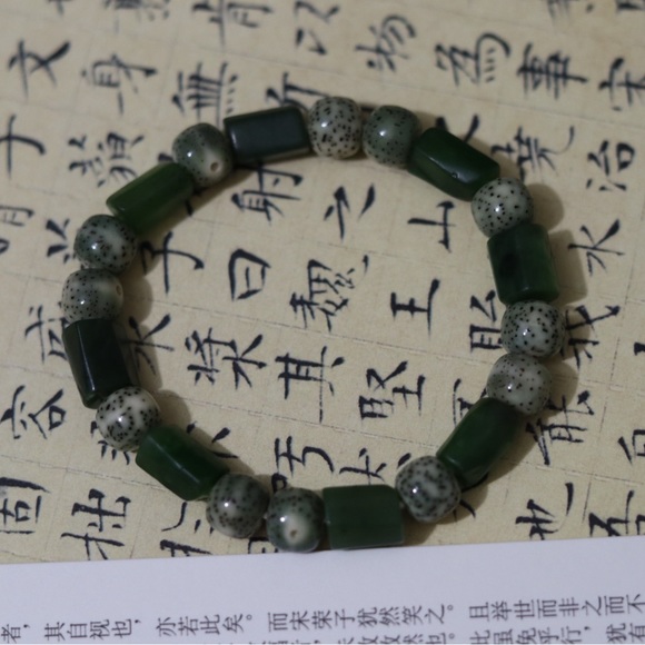 Bodhi Seed Bracelet with jade - Picture 4 of 5